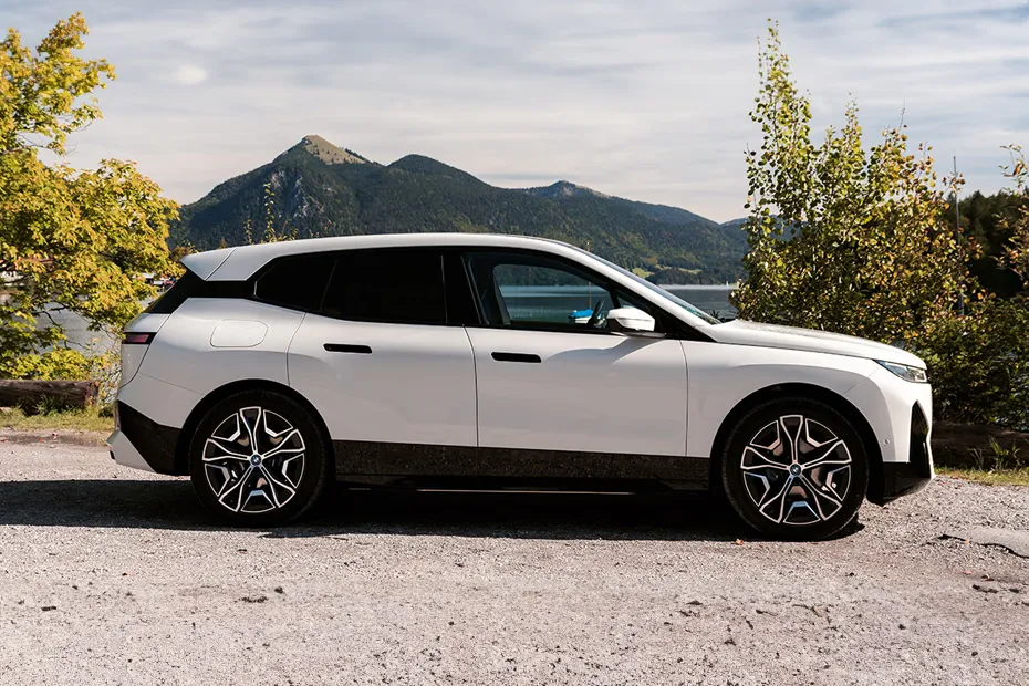 bmw-ix-right-side-view