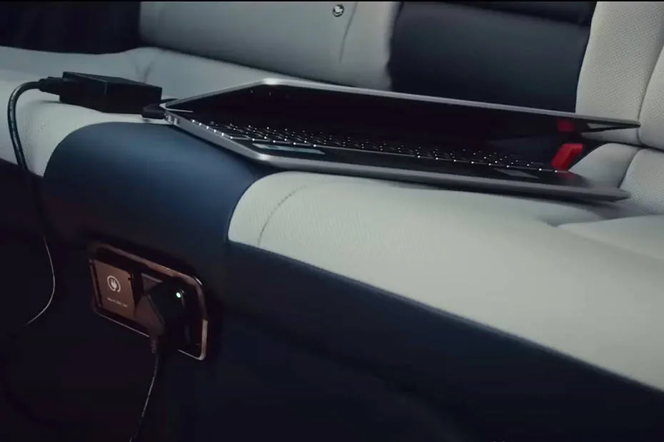 hyundai-creta-electric-center-tunnel-with-attached-smartphone