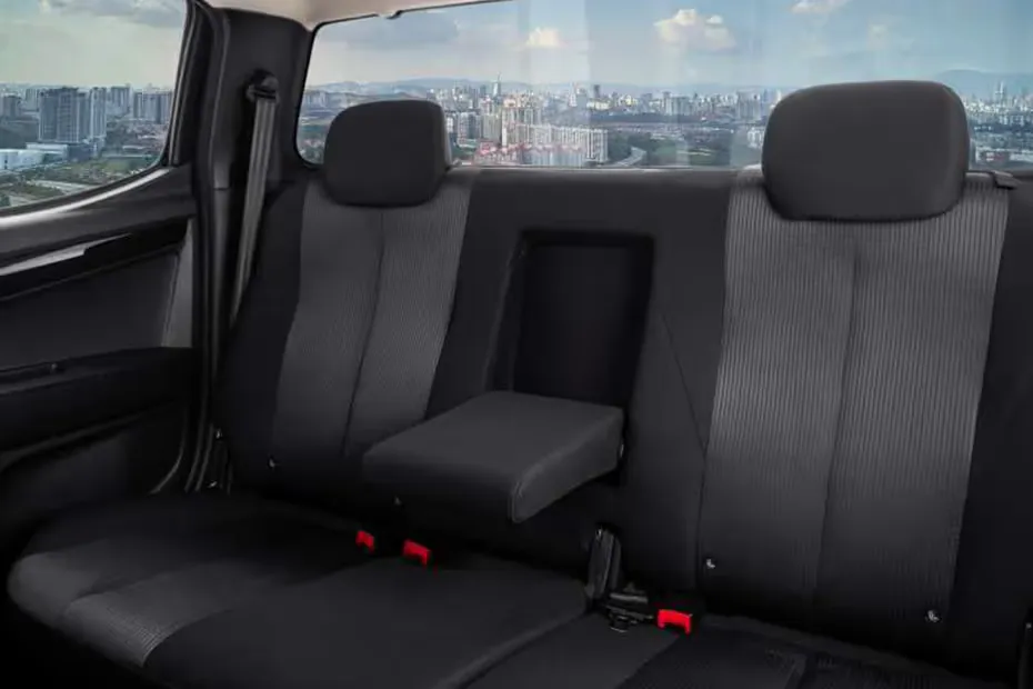 isuzu-s-cab-z-rear-seat