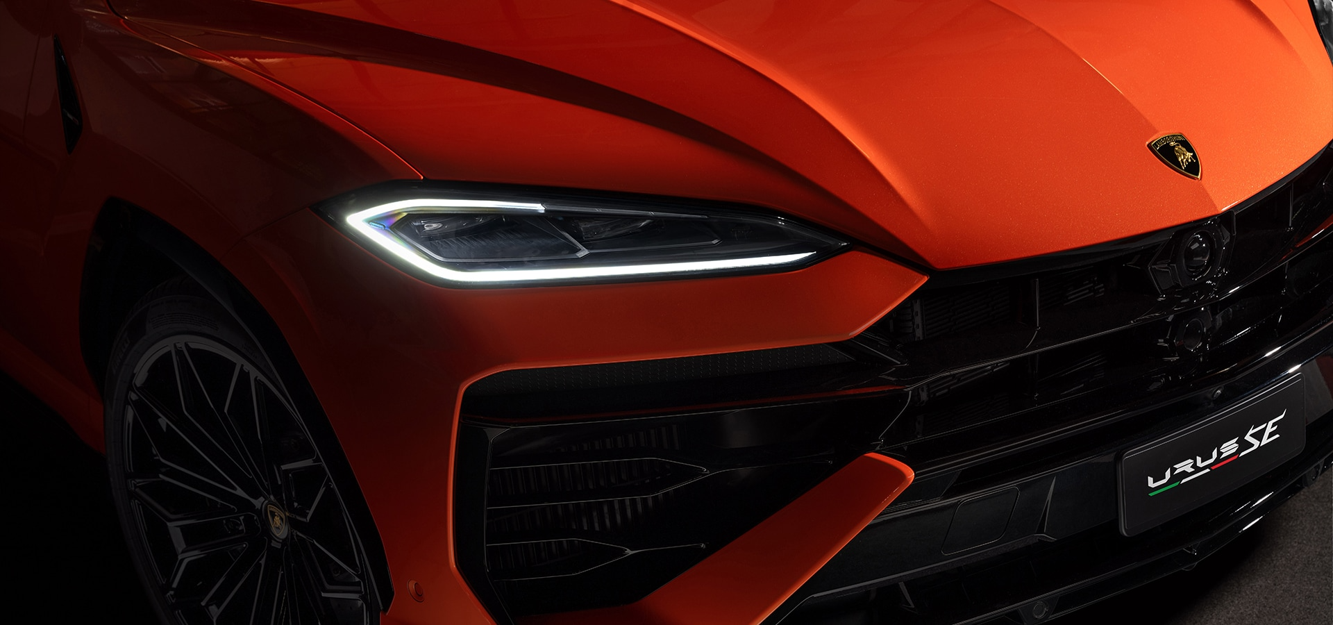 lamborghini-urus-head-light