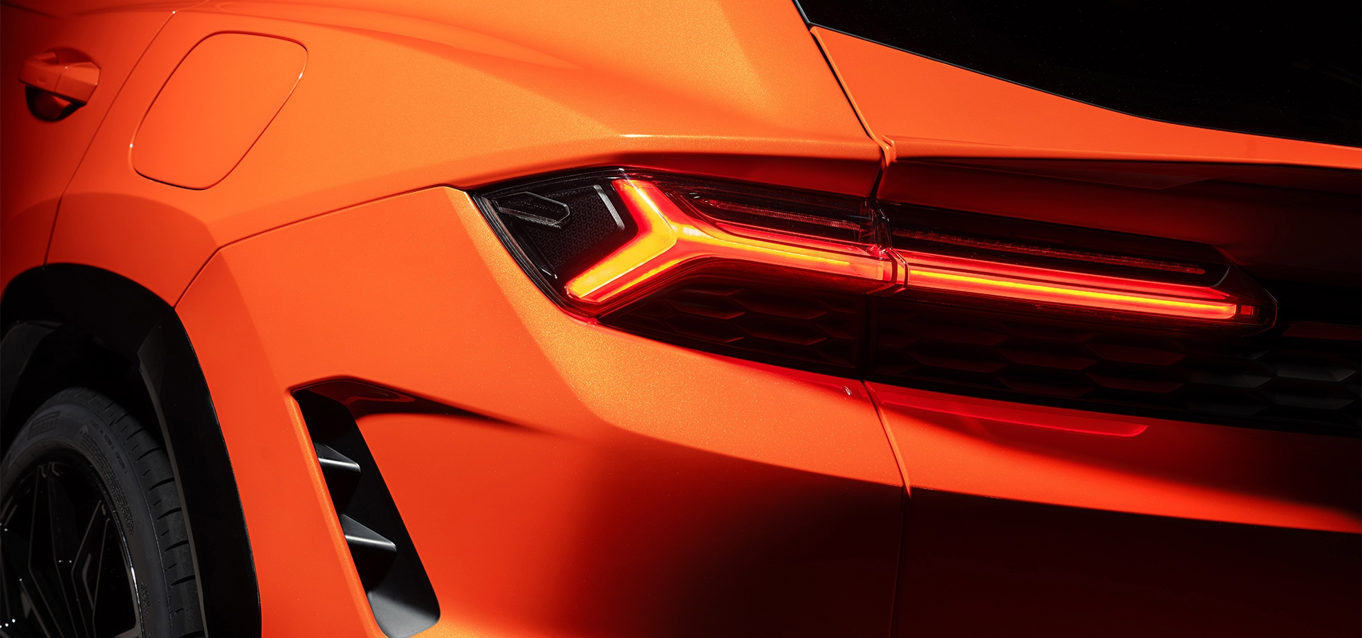 lamborghini-urus-tail-lamp
