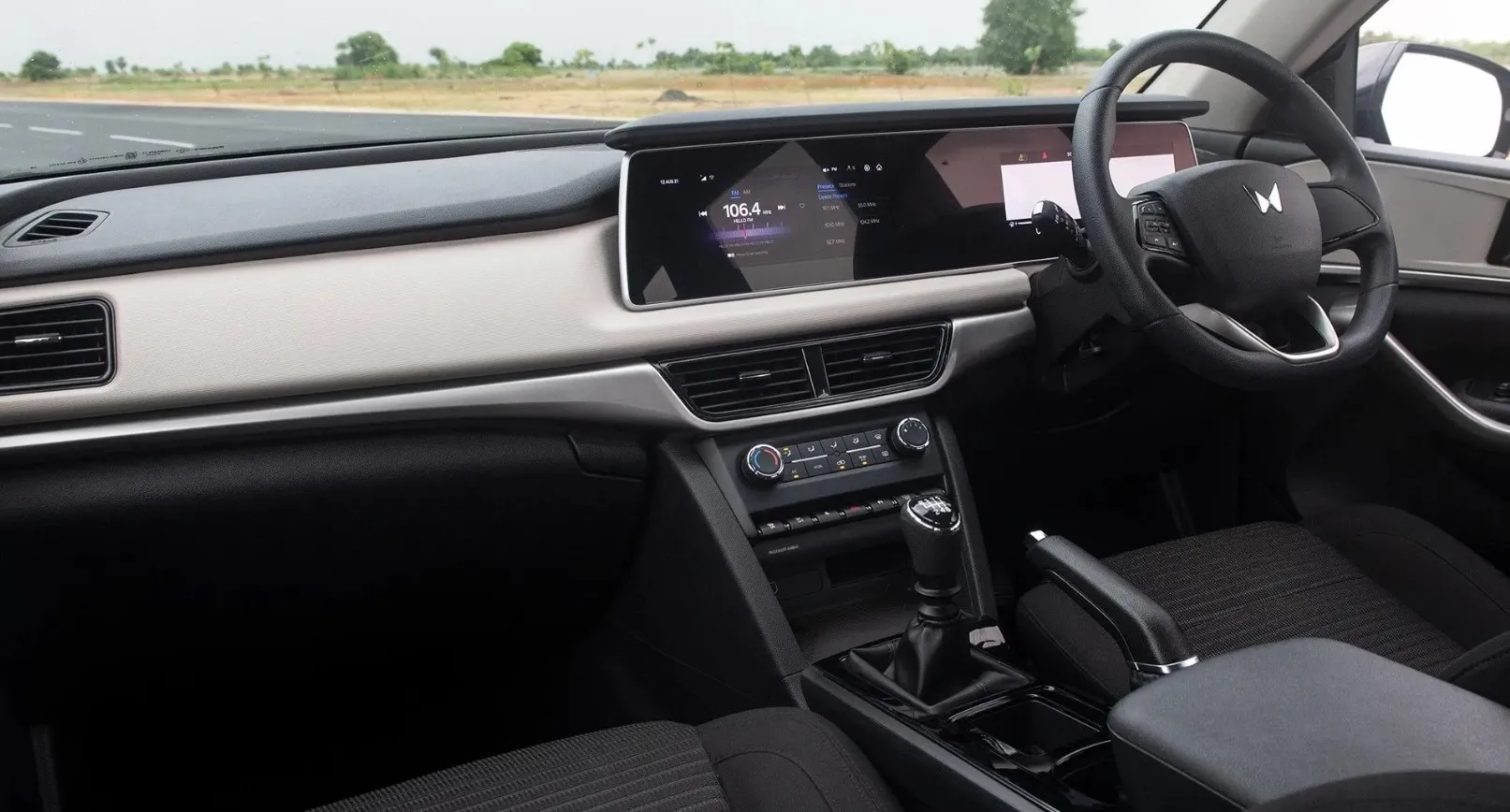 mahindra-XUV-700-dashboard
