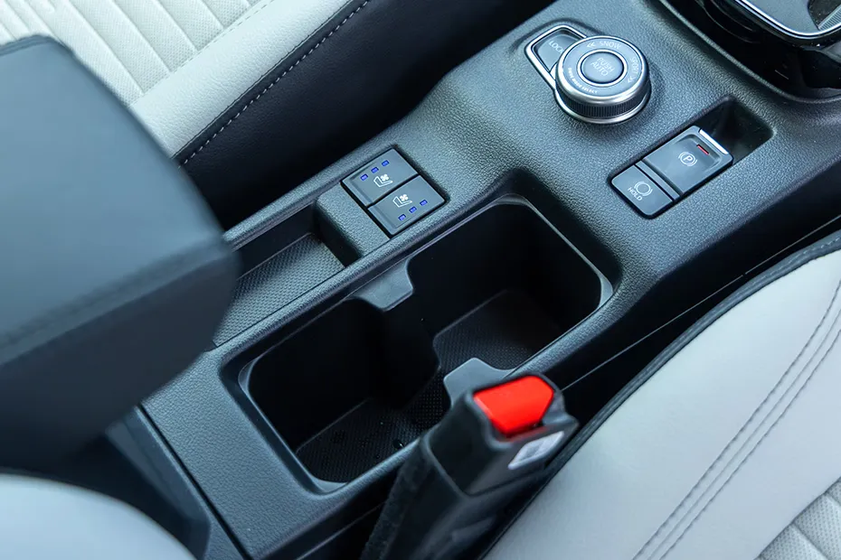 maruti-victoris-cup-holder