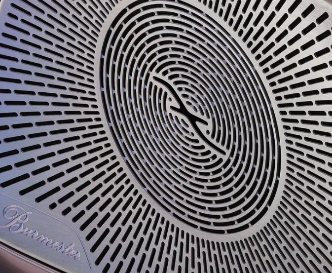 mercedes-benz-amg-c43-speakers