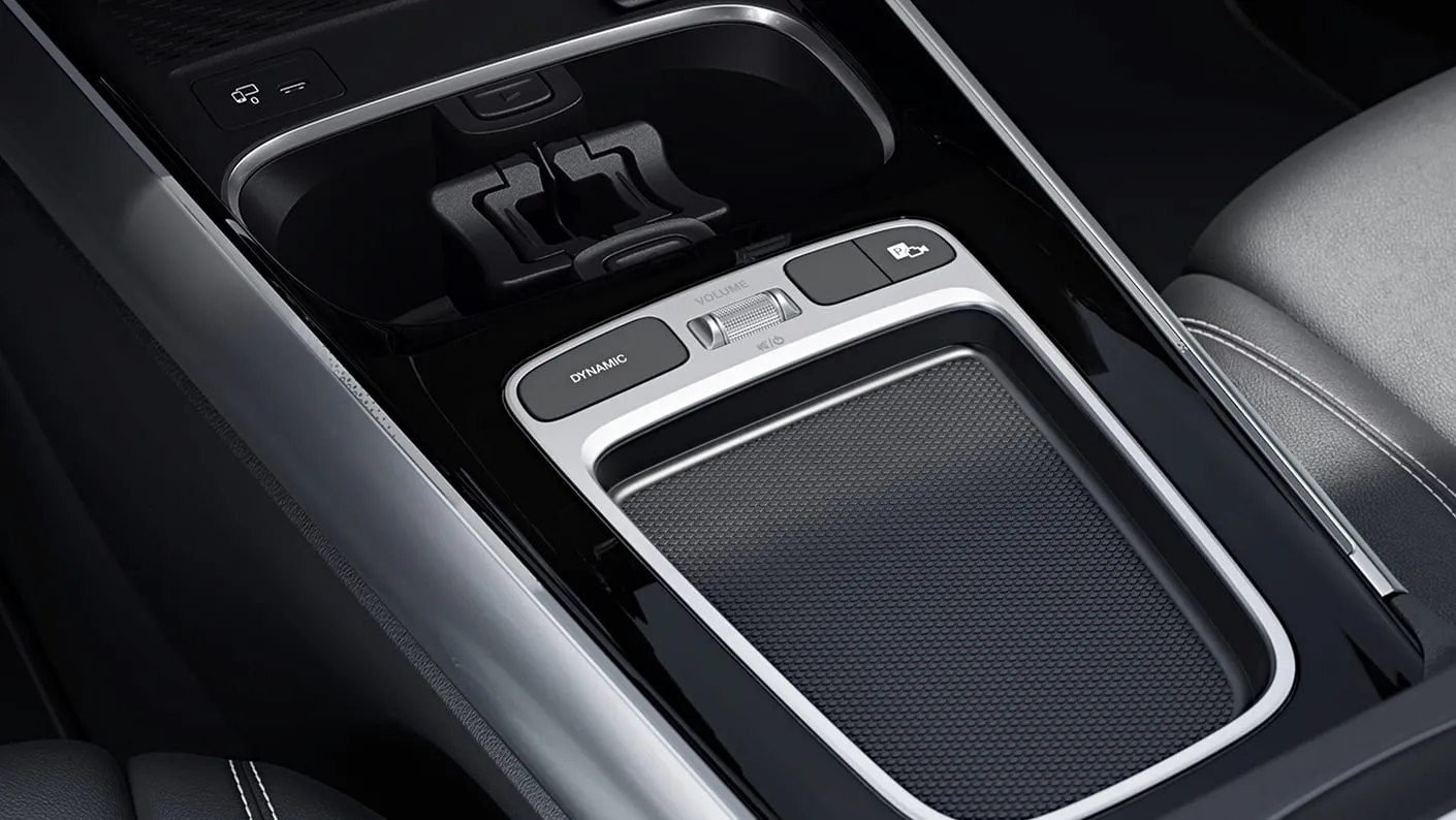 mercedes-benz-amg-gla-35-cup-holder