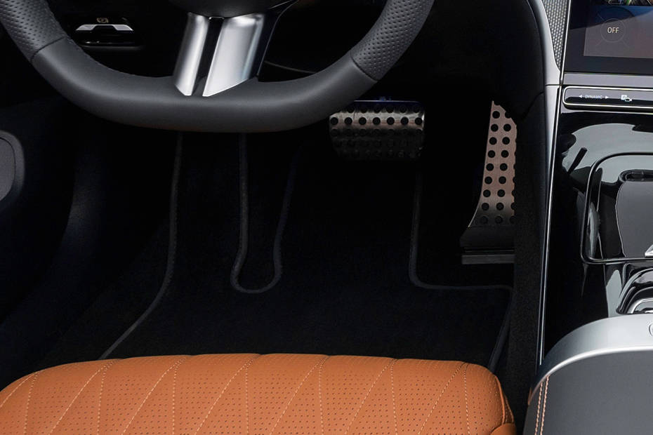 mercedes-benz-cle-cabriolet-pedals