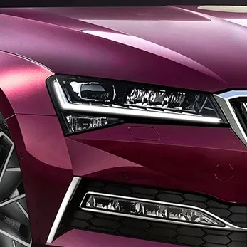 skoda-superb-head-light