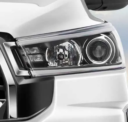 toyota-innova-crysta-headlight