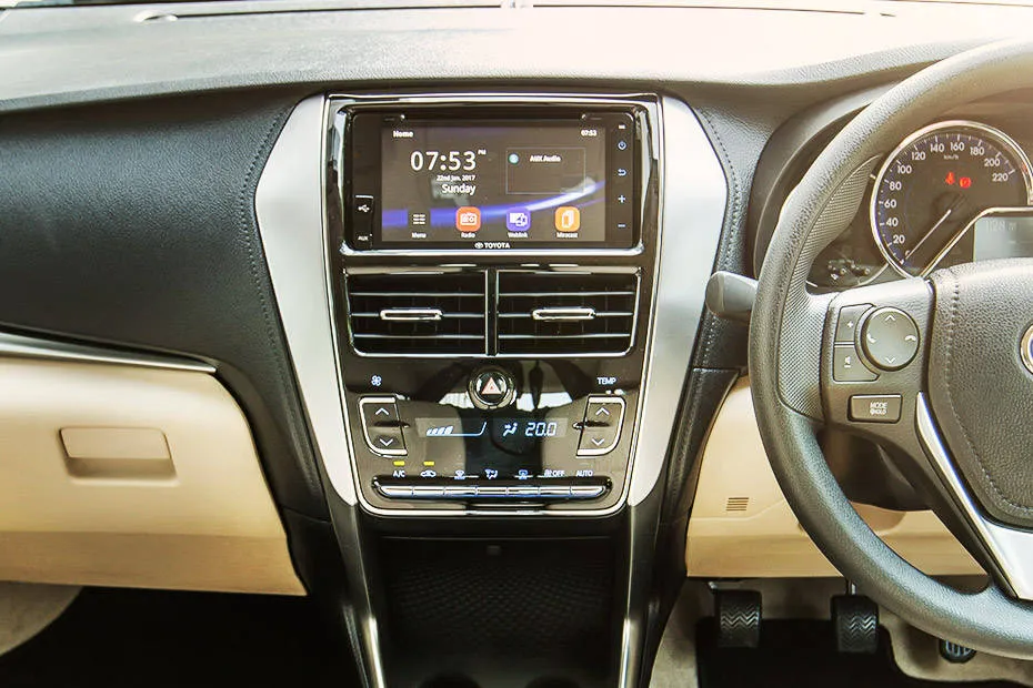 toyota-yaris-center-console