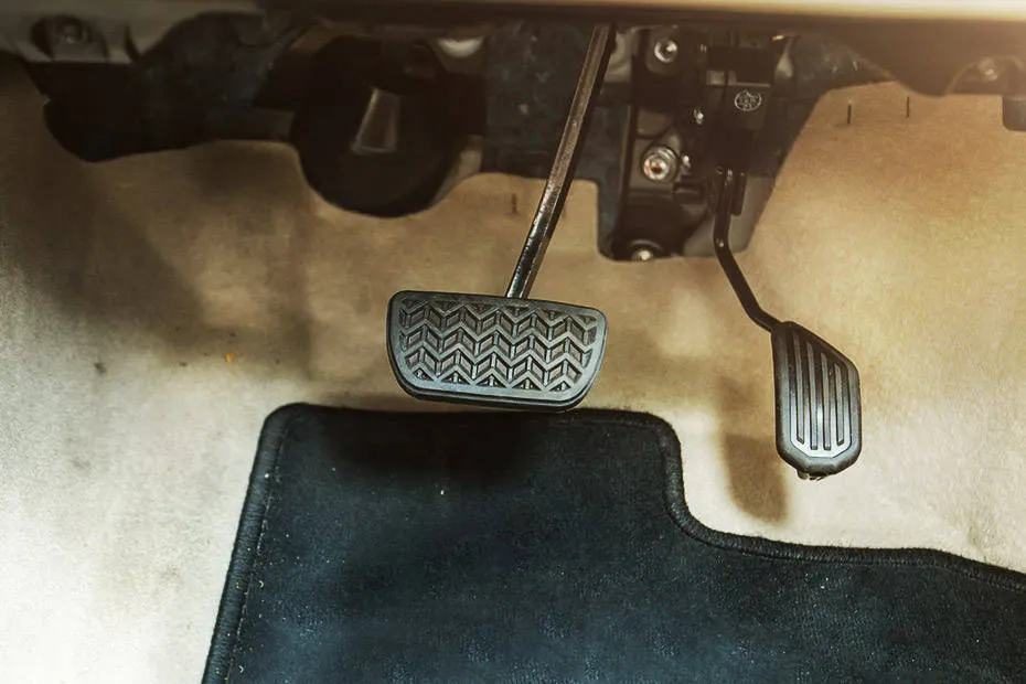 toyota-yaris-pedals